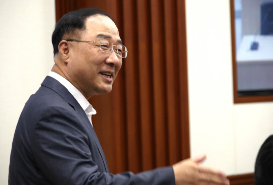 대외경제장관회의 참석하는 홍남기 부총리       (서울=연합뉴스) 김승두 기자 = 홍남기 경제부총리 겸 기획재정부 장관이 8일 오전 정부서울청사에서 열린 제206차 대외경제장관회의에 참석하고 있다. 2019.7.8       kimsdoo@yna.co.kr  (끝)